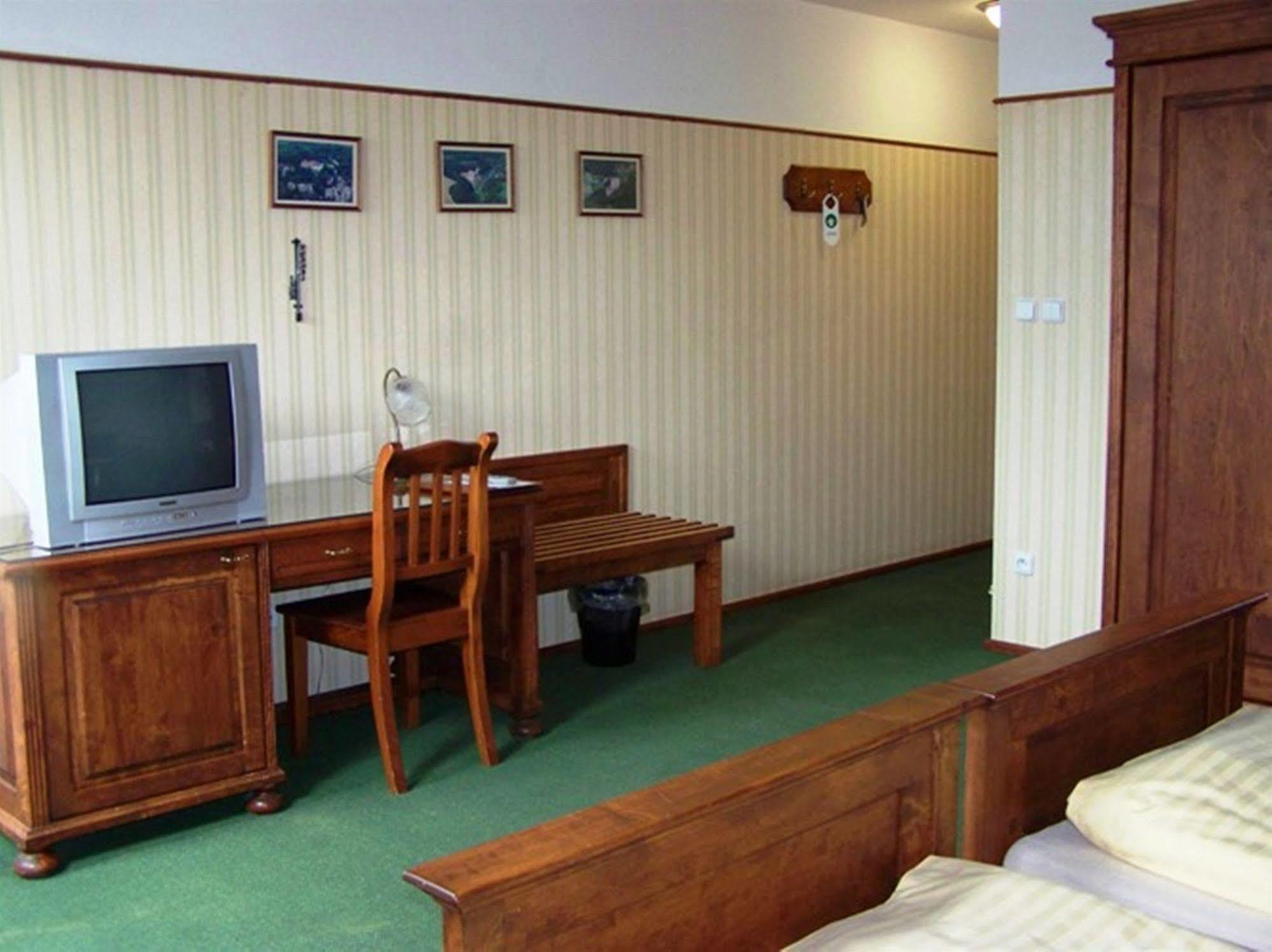 Hotel Pariz Jicin Ngoại thất bức ảnh