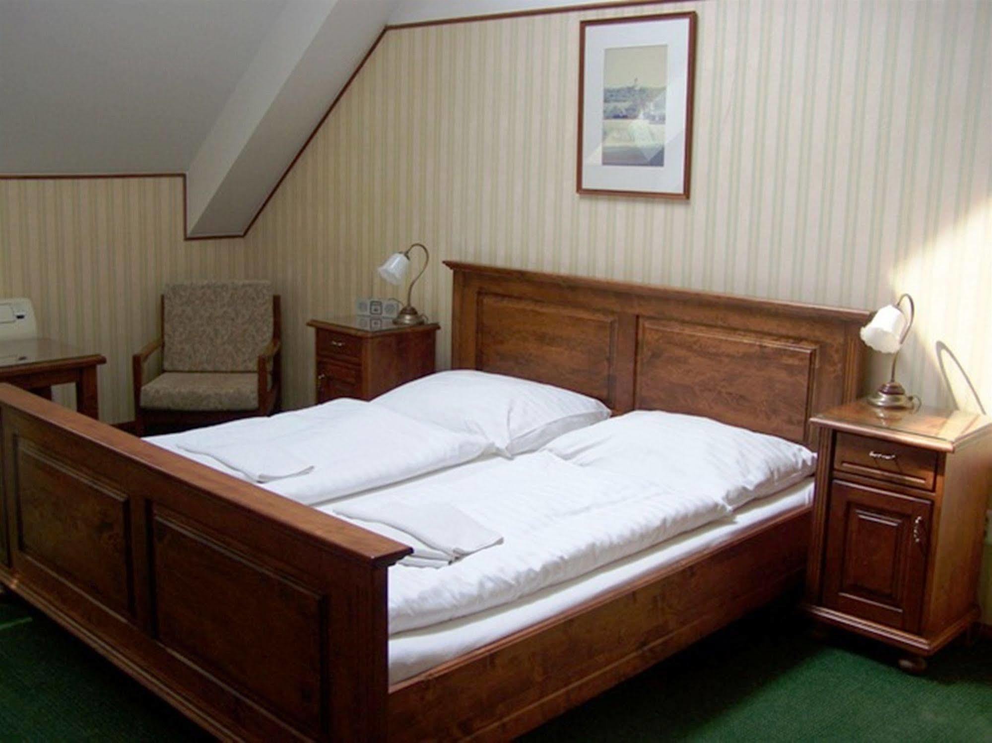 Hotel Pariz Jicin Ngoại thất bức ảnh
